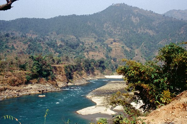 Een mooie rivier in heuvelachtig terrein onderweg naar Kathmandu